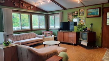 Fernseher, BĂŒcher, Arbeitsbereiche, Computerbildschirme