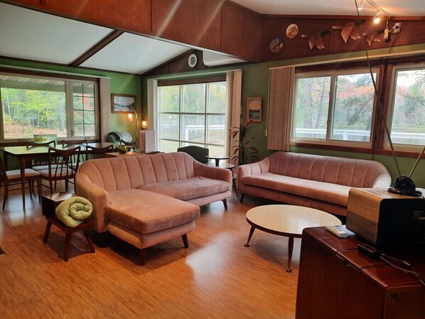 Télévision, livres, espaces bureaux, écrans d'ordinateur