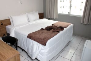 Minibar, blackout curtains, free WiFi, bed sheets - HOTEL GENOVA (Balneário Camboriú)