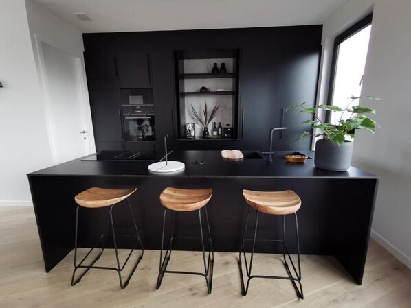 Réfrigérateur, micro-ondes, four, plaque de cuisson