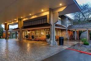 Exterior - Comfort and Convenience at Red Lion Hotel Bellevue! Pool, Pet-Friendly (Bellevue)