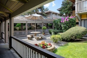 Outdoor dining - Comfort and Convenience at Red Lion Hotel Bellevue! Pool, Pet-Friendly (Bellevue)