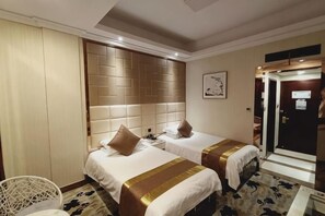 A hotel room with two beds, a large mirror, and a wardrobe. - Guo Hao Hotel (Yiwu International Trade City) (Yiwu)
