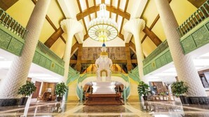 A grand lobby with high ceilings, a central staircase, and a decorative fountain. - King Land Hotel (Mengla)
