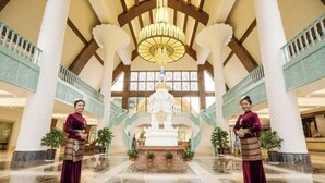 A grand lobby with a central statue, high ceilings, and a chandelier. - King Land Hotel (Mengla)