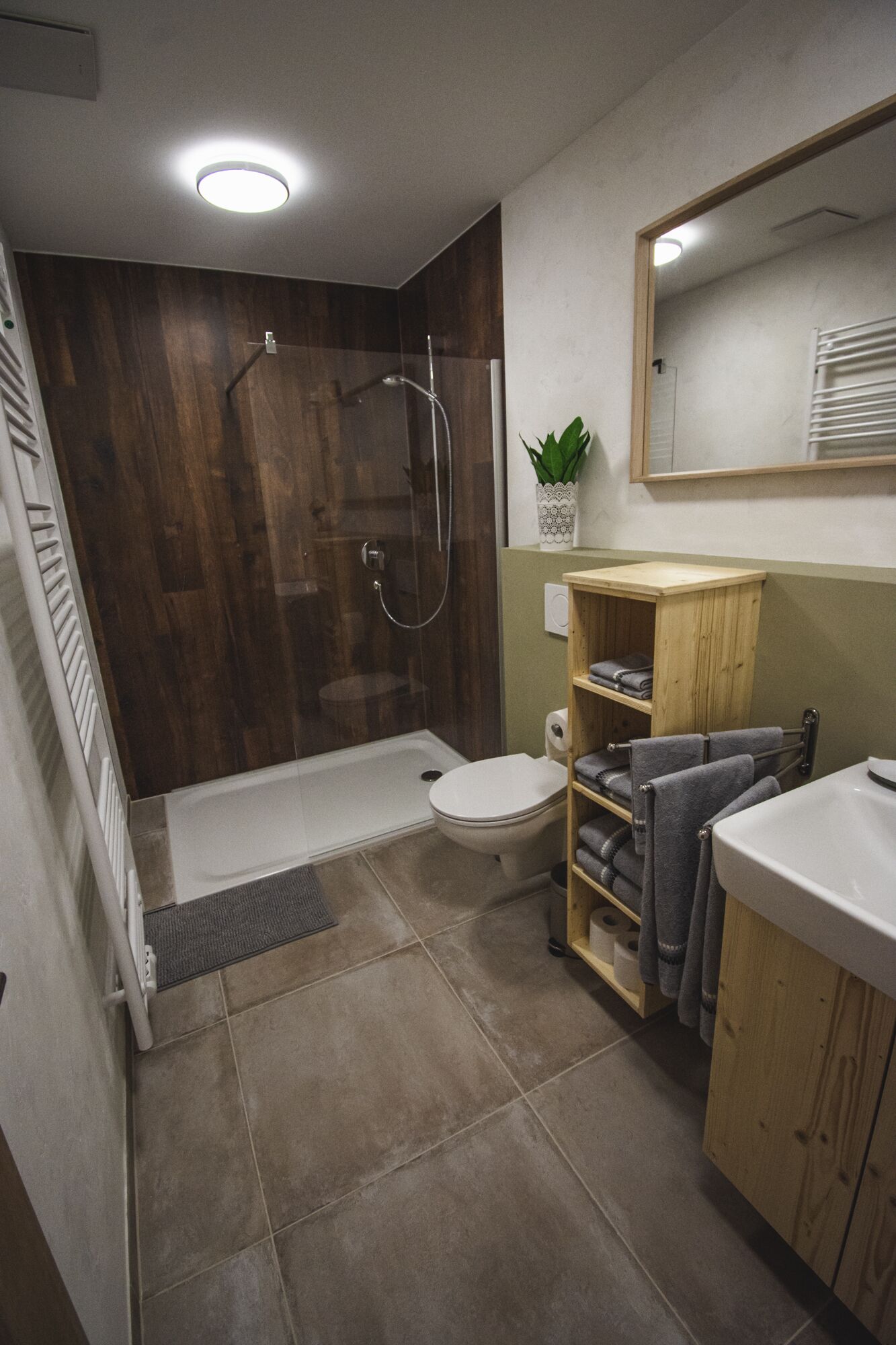 Dusche, Haartrockner, Handtücher, Toilettenpapier