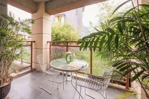 Outdoor dining - Panlong Lishore Resort (Yangshuo West Street Liriver) (Yangshuo)
