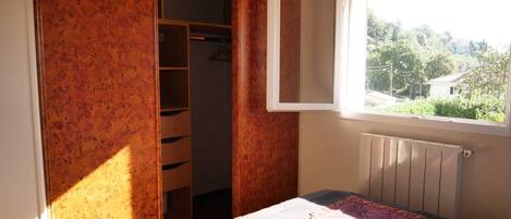 2 bedrooms, iron/ironing board, WiFi