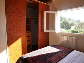 A bedroom with a bed, a window, and a wardrobe. - Etage Villa (Cagnes-sur-Mer)