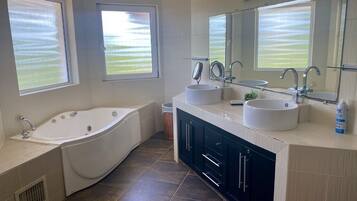 Doccia, asciugacapelli, asciugamani, sapone