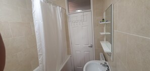 Combined shower/bathtub, hair dryer, bidet, towels - STOCKWELL SHORTLET SLEEP3GUEST (London)