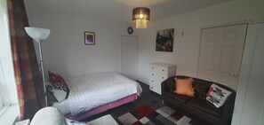 1 多间卧室、熨斗/熨衣板、免费 WiFi、床单