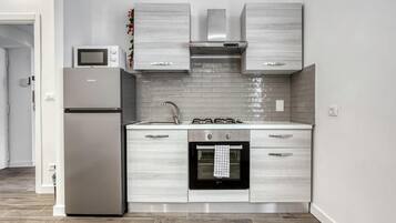 Frigorifero, forno, piano cottura, macchina per tè/caffè