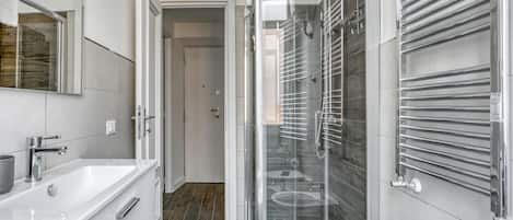 Douche, sèche-cheveux, bidet, serviettes fournies