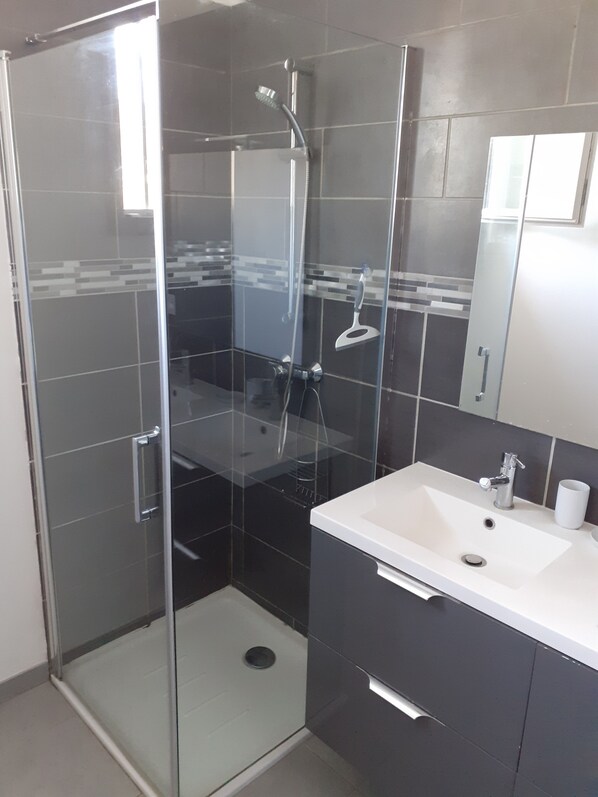 Dusche, Haartrockner, Handtücher, Seife