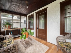 Property grounds - Charming South Minneapolis Bungalow (Minneapolis)