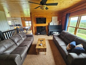 Smart TV, fireplace, DVD player, books - 3 miles from Platte Creek boat dock & public hunting! (Platte)