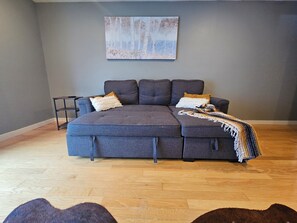 Smart TV, fireplace, DVD player, books - 3 miles from Platte Creek boat dock & public hunting! (Platte)