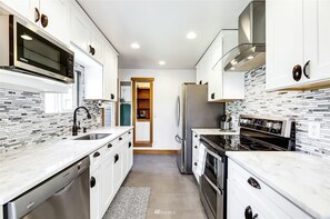 Kylskåp, mikrovågsugn, ugn och spishäll