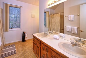 Combined shower/bathtub, towels - The perfect ski house! Stay in this 3 bedroom home Moose (Killington)