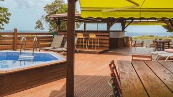 屋外ダイニングエリア