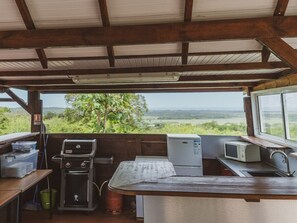 Réfrigérateur, four à micro-ondes, un four, lave-vaisselle