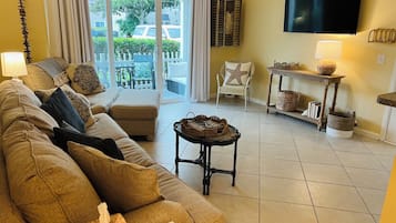 智能电视、DVD 播放器、书、电脑显示器