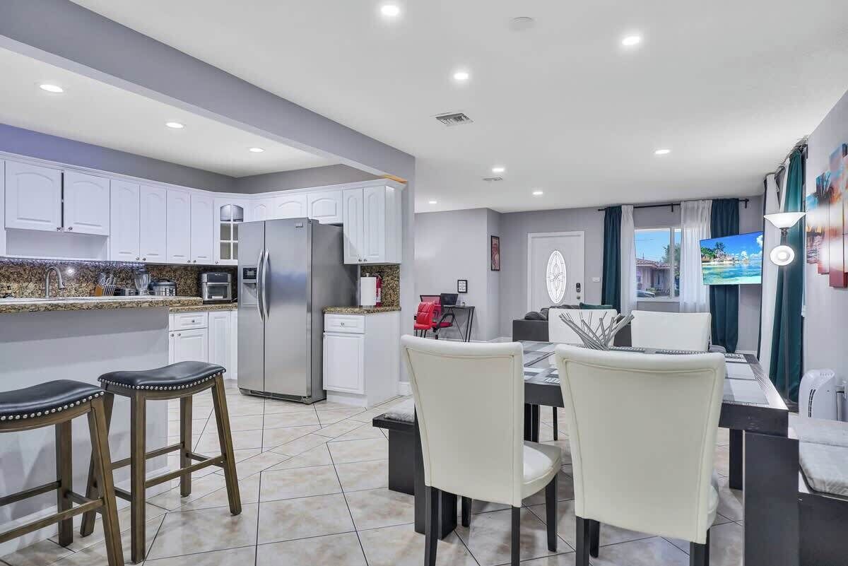 Kjøleskap, mikrobølgeovn, ovn og kokeplater