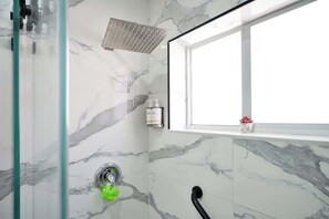 Dusche, Haartrockner, Handtücher, Shampoo