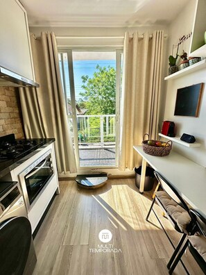 Appartement Deluxe, vue montagne | Cuisine privée | Réfrigérateur, micro-ondes, blender