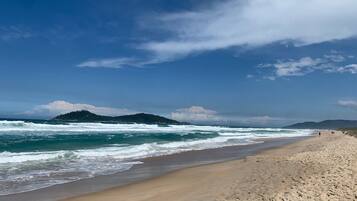 Perto da praia, areia branca