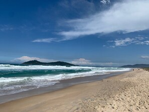 Perto da praia, areia branca 