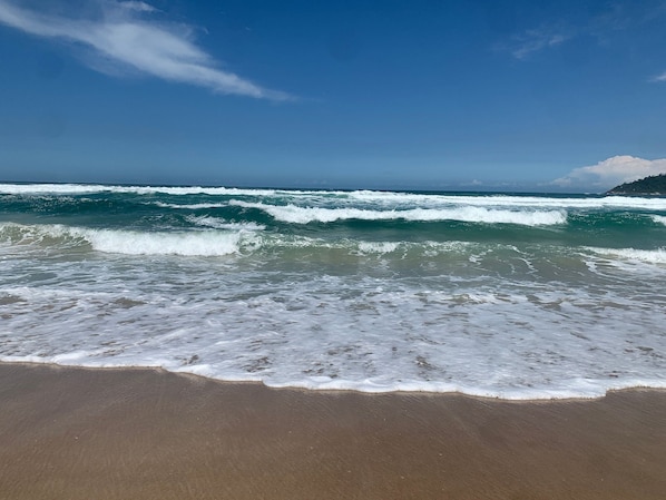 Una playa cerca, arena blanca