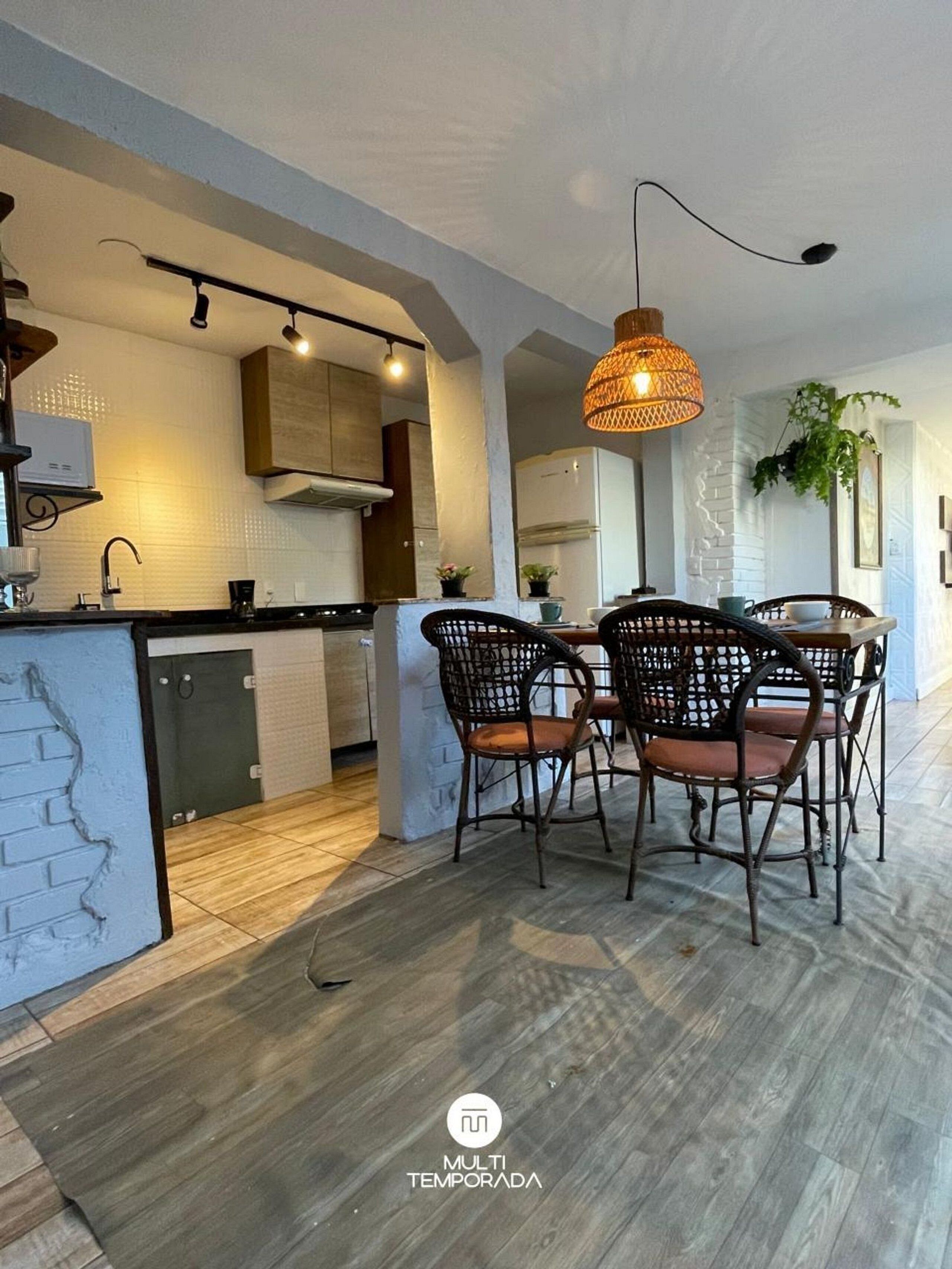 Refrigerador, microondas, licuadora, utensilios de cocina