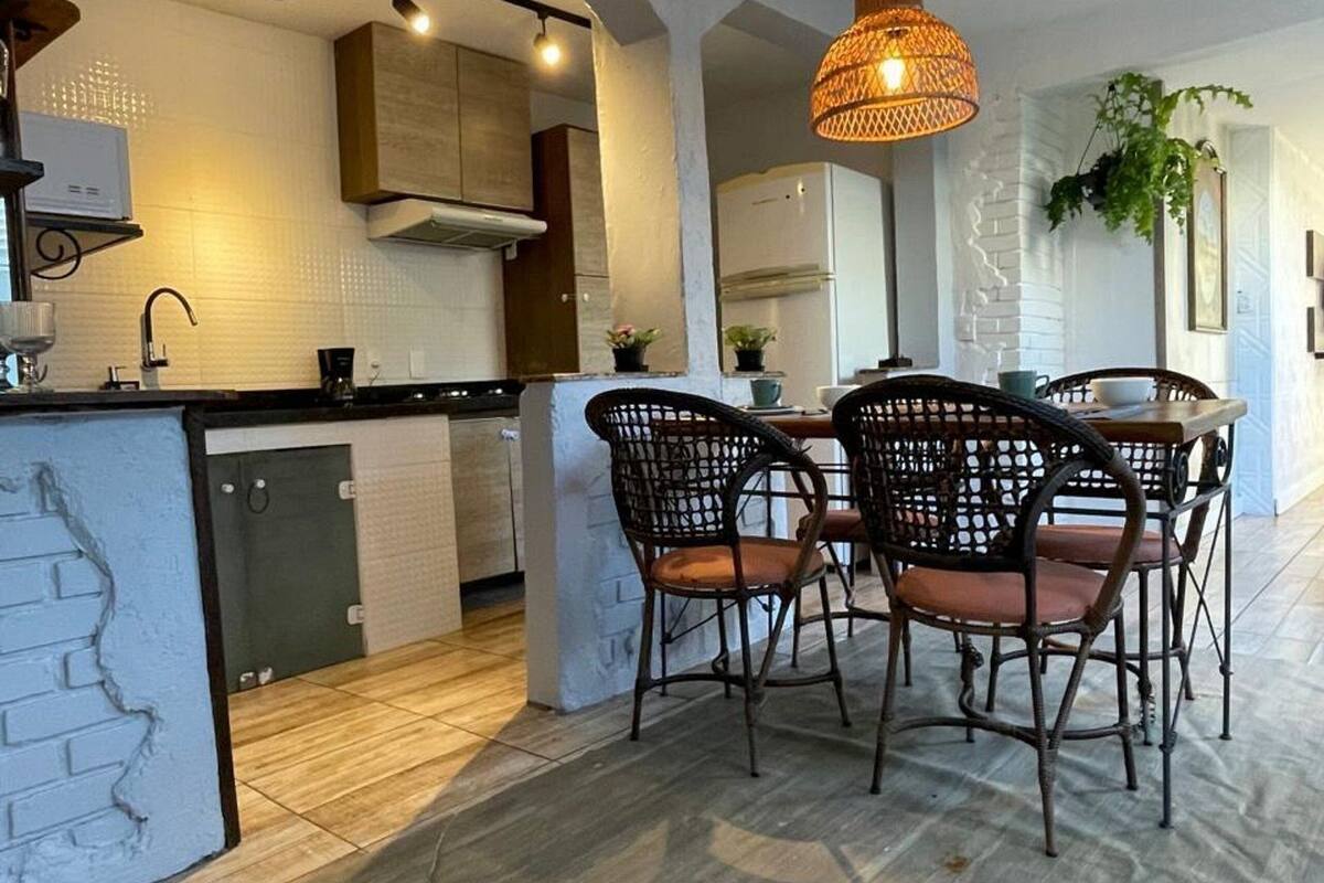 Refrigerador, microondas, licuadora, utensilios de cocina