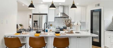 Geladeira, micro-ondas, fogão, cooktop