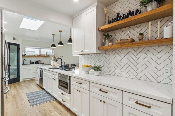 Frigorífico, microondas, horno y placa de cocina