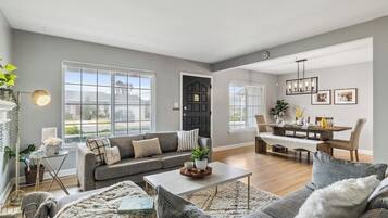 Una Smart TV, una chimenea, Netflix, servicios de streaming