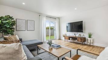 Una Smart TV, una chimenea, Netflix, servicios de streaming