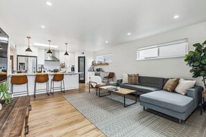 Smart TV, fireplace, Netflix, streaming services