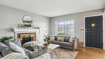 Una Smart TV, una chimenea, Netflix, servicios de streaming