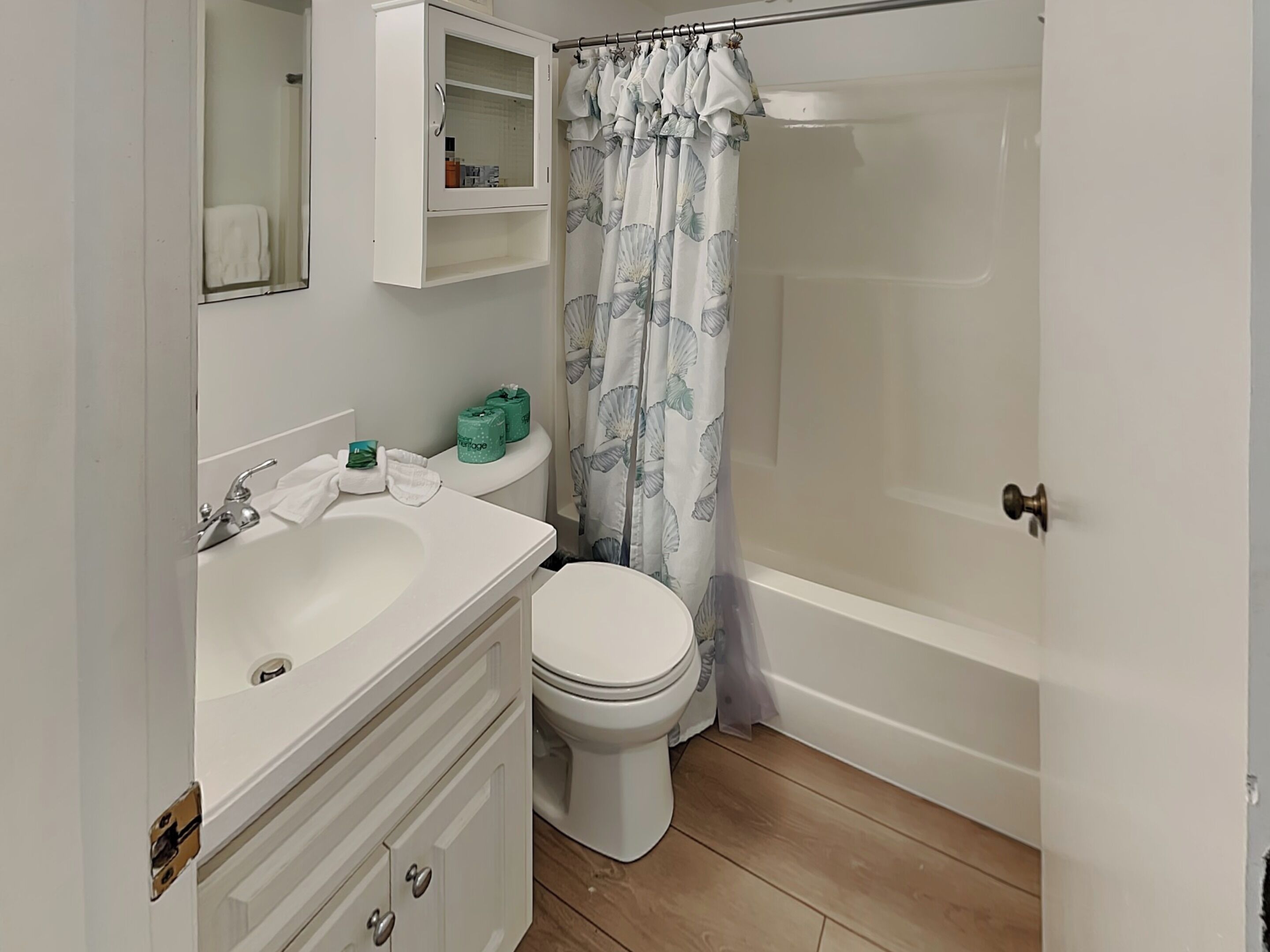 Un baño con lavamanos, inodoro y bañera.