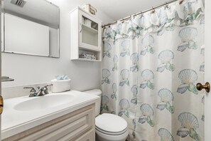 Appartement, 2 queensize bedden, balkon, uitzicht op zwembad | Badkamer | Handdoeken