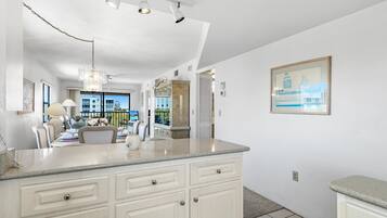 Condo, 2 camas Queen, sacada, vista para a piscina | Cozinha privada | Geladeira, micro-ondas, fogão, cooktop