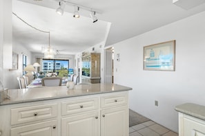 Appart'hôtel, 2 grands lits, balcon, vue piscine | Cuisine privée | Réfrigérateur, micro-ondes, four, plaque de cuisson