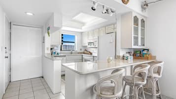 Condo, 2 camas Queen, sacada, vista para a piscina | Cozinha privada | Geladeira, micro-ondas, fogão, cooktop