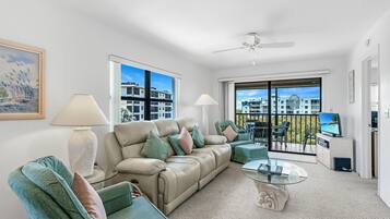 Condo, 2 camas Queen, sacada, vista para a piscina | Área de estar | TV