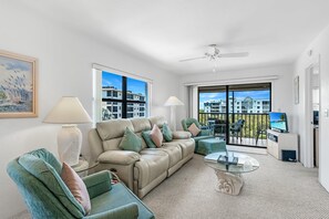 公寓客房, 2 張加大雙人床, 陽台, 泳池景觀 | 起居區 | 電視