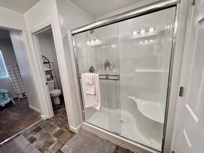 Badekar, hårtørrer, håndklæder, Sæbe