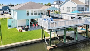 Une propriété située au bord de l’eau, dotée d’une terrasse, d’un patio couvert et d’une petite piscine.